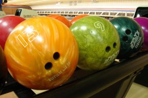 1280px-Bowlingball